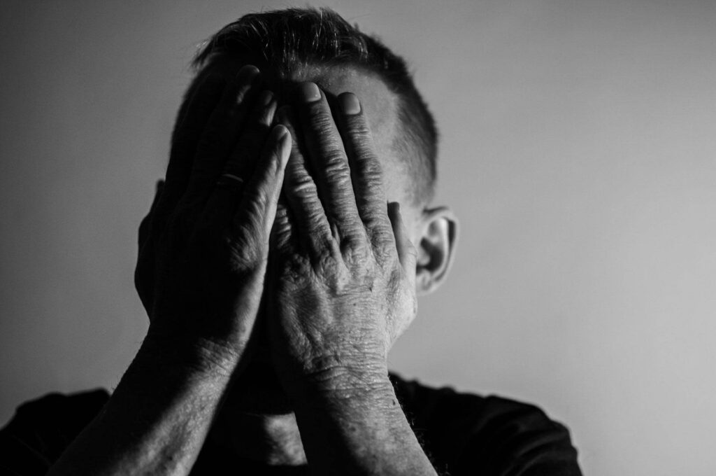 最終面接で合格フラグを感じたのに内定に至らず落ち込む人のイメージ